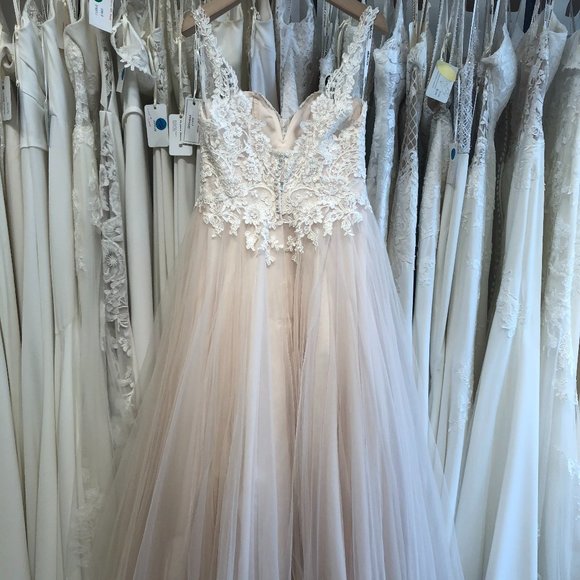 Tea-length, tulle skirt, fitted lace bodice, v-neckline - Picture 3 of 5